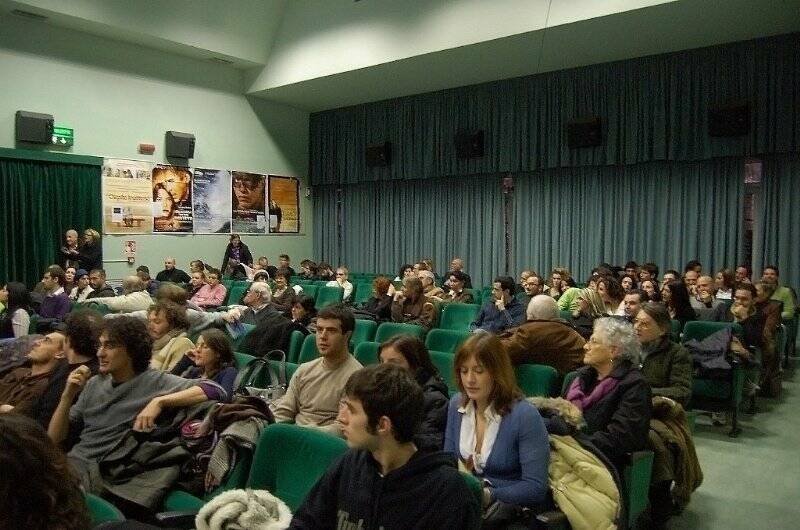 Il folto pubblico al Cinema "Il Nuovo"