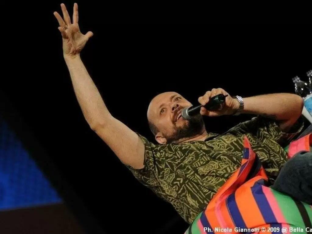 Max Pezzali in concerto, il tuffo nei ricordi di cui abbiamo bisogno. La  nostra recensione