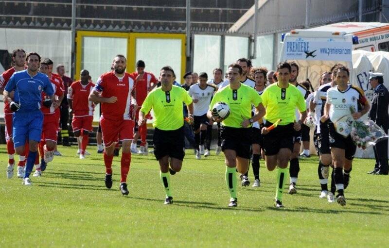 le squadre entrano in campo