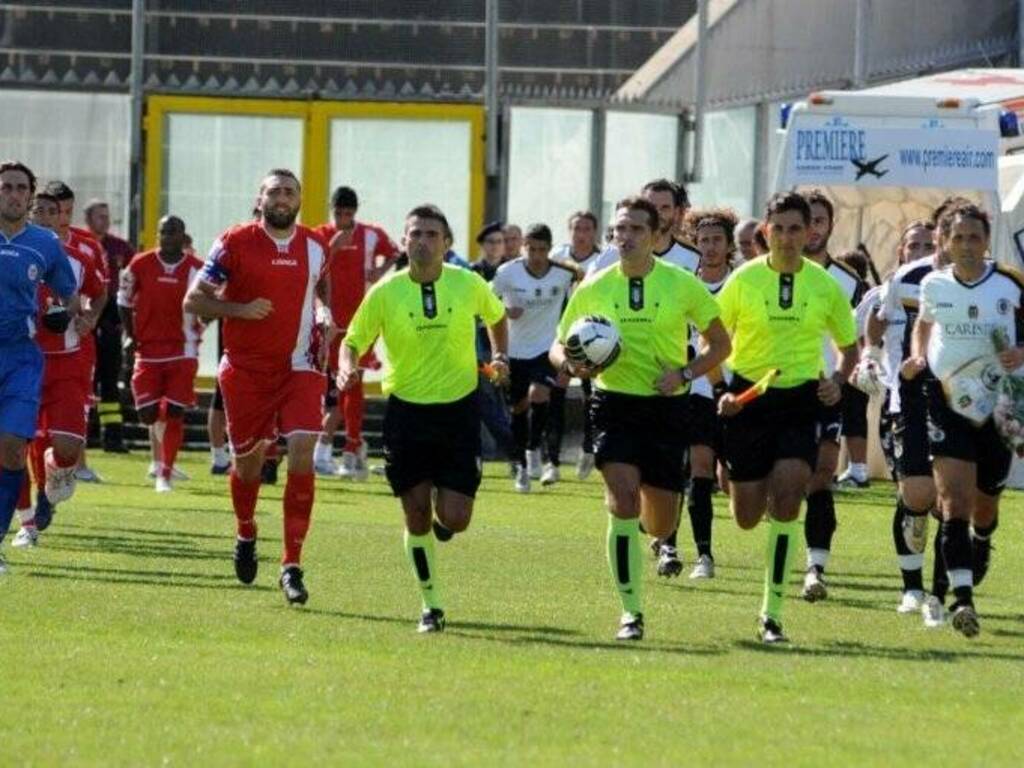 le squadre entrano in campo