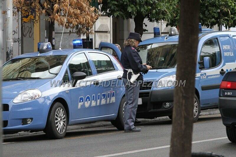 12.04.2012 : POLIZIA ANTIDROGA IN PIAZZA BRIN (LA SPEZIA)