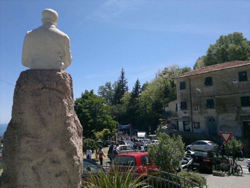 Il busto di Mazzini osserva la Foce gremita