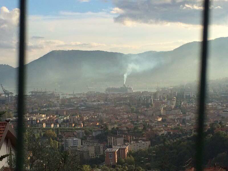 Emissioni di fumo da nave da crociera