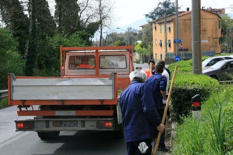 Detenuti al lavoro lungo la provinciale di Buonviaggio