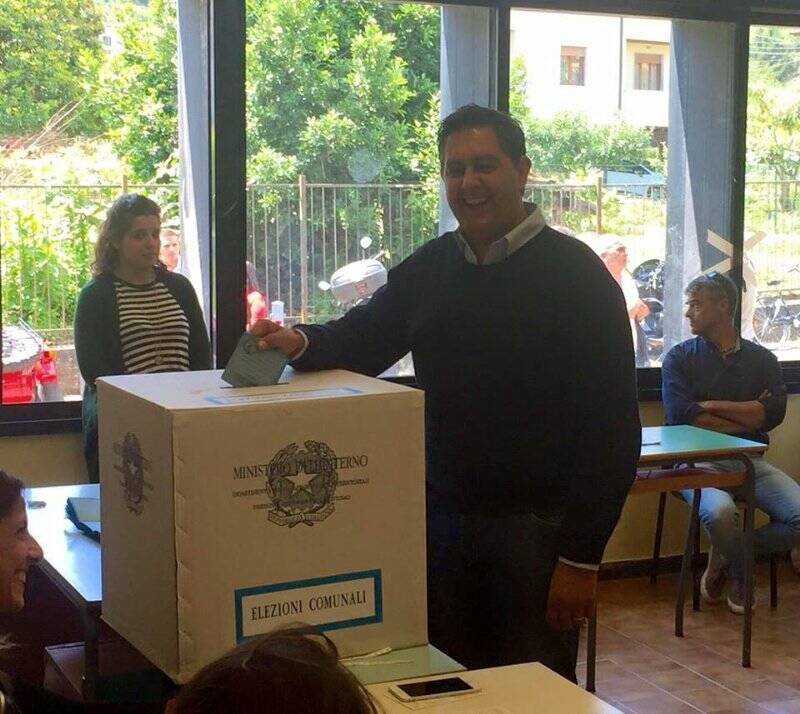 Il presidente della Regione Toti al voto nel seggio di Ameglia