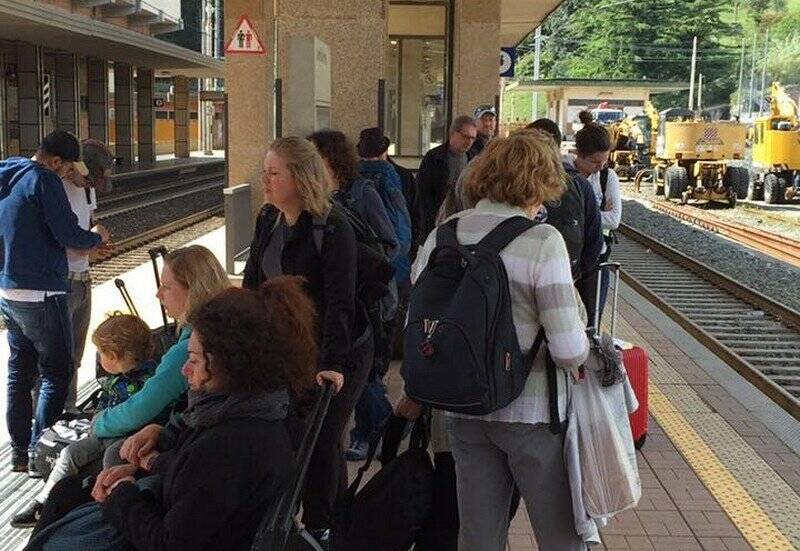 Turisti sul binario della stazione di Levanto