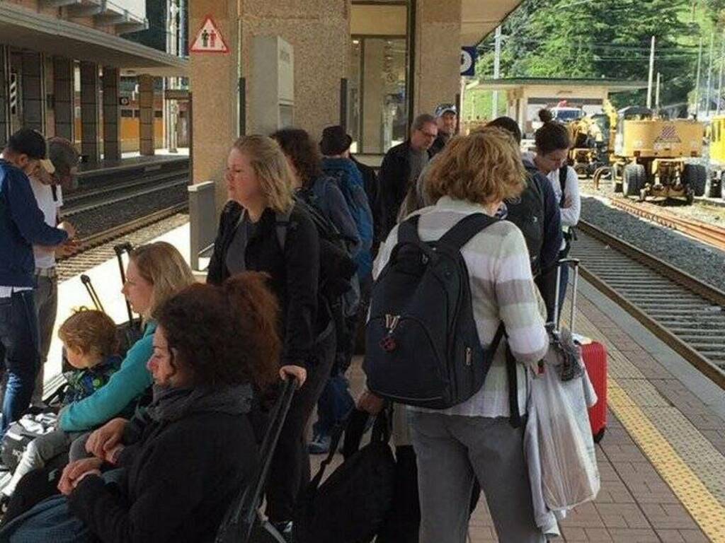 Turisti sul binario della stazione di Levanto