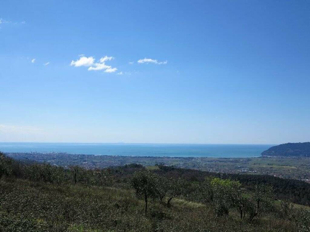 Veduta della Val di Magra dalle "Colline del sole", nel sentiero tra Castelnuovo e Vallecchia (2015)