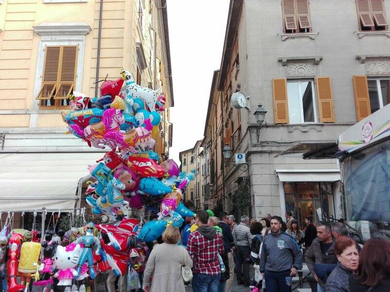 Sarzana presa d'assalto per la Fiera delle nocciole