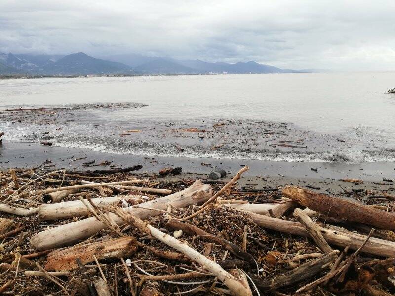 Vento e onde flagellano Bocca di Magra