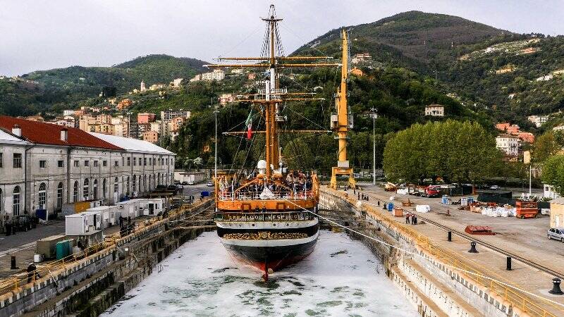 Nave Vespucci in bacino