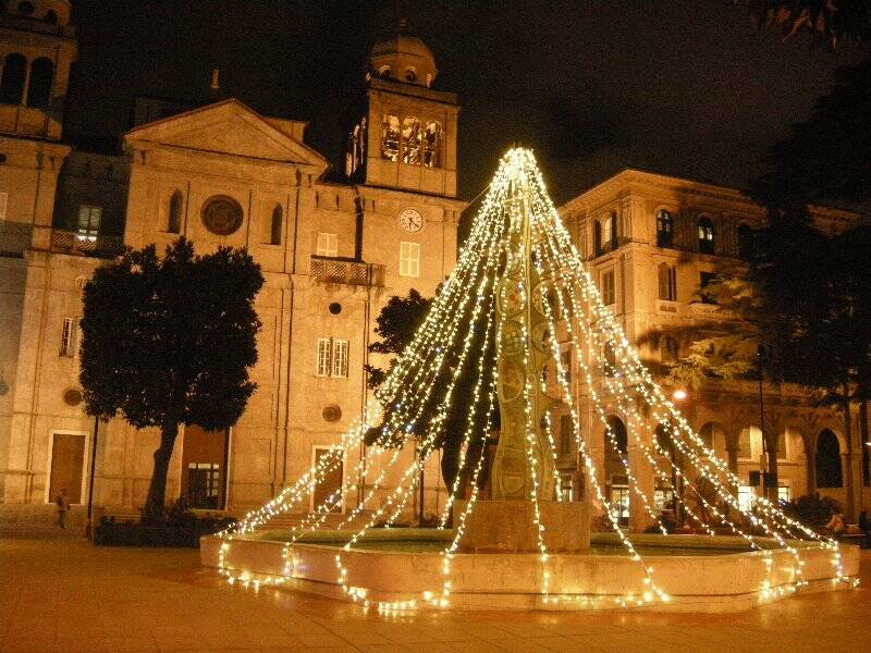 L'albero di Natale in Piazza Brin