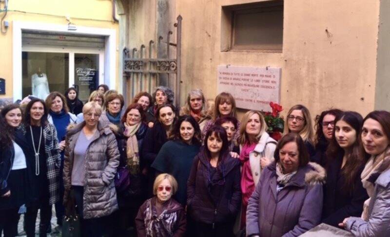 Cristina Ponzanelli con le donne dell'associazione Vittoria