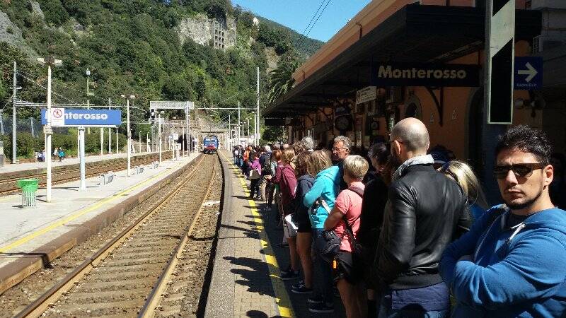 Stazione di Monterosso affollata