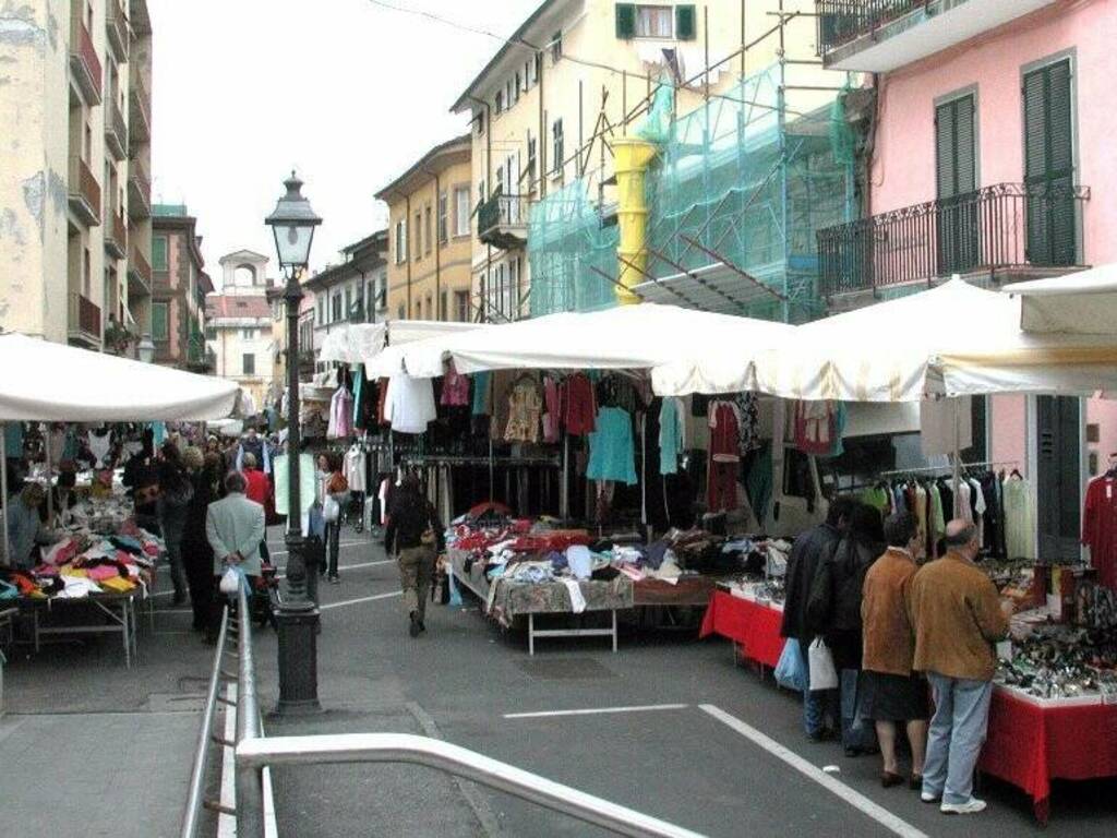 Sarzana, il mercato del giovedì