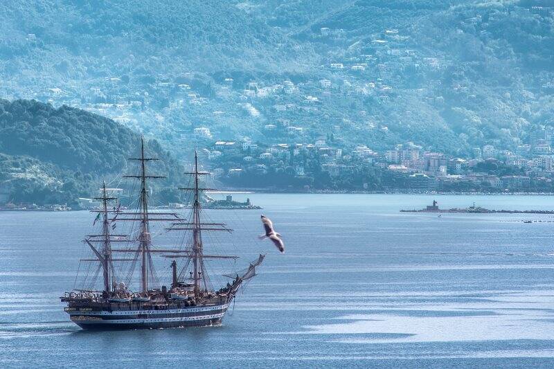 Nave Vespucci in uscita dalla Spezia