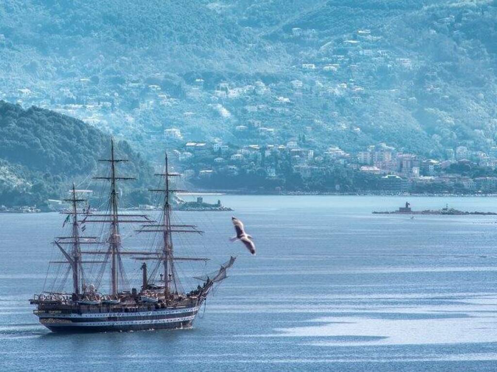 Nave Vespucci in uscita dalla Spezia