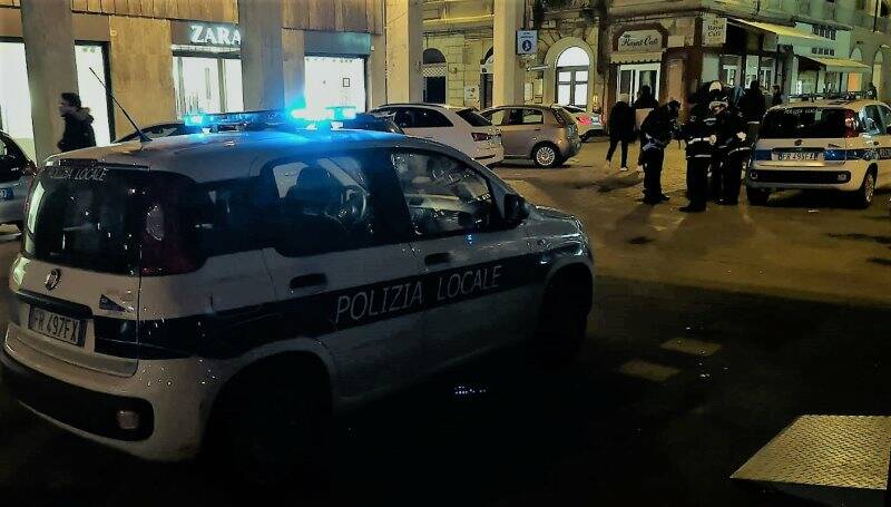 Polizia municipale in Piazza Beverini