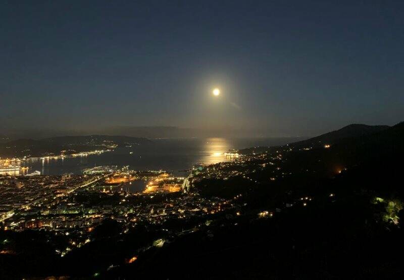 Panorama notturno della città