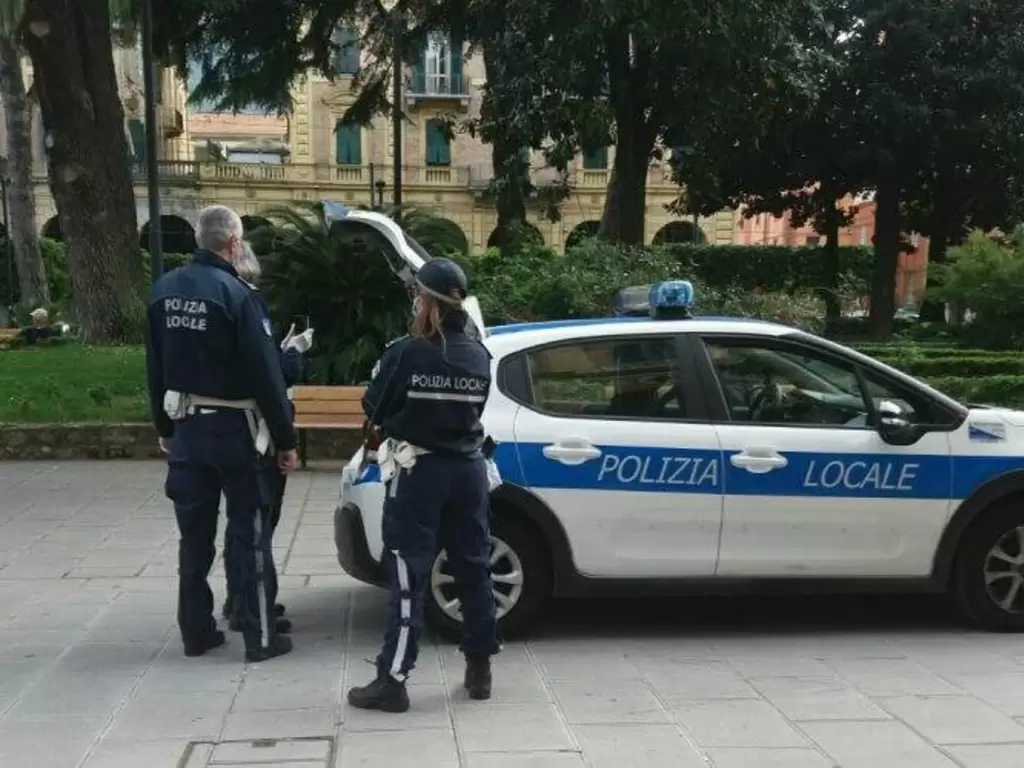 Sceriffo abusivo con lampeggiante blu denunciato dalla Polizia -  GenovaQuotidiana