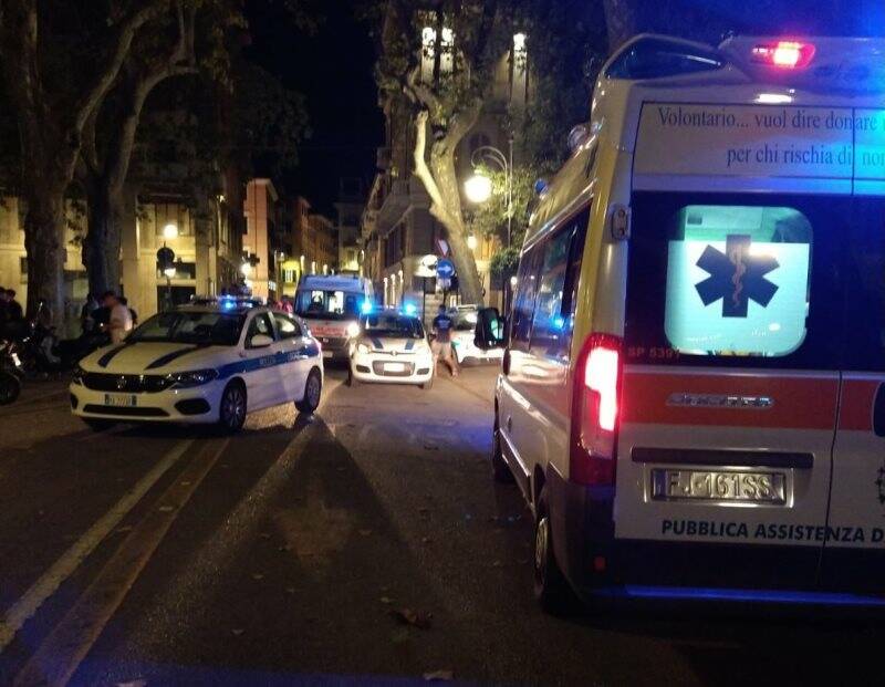 Le ambulanze e la Polizia locale in Via Diaz