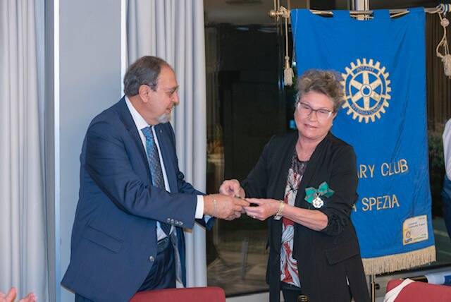 Il presidente del Rotary Spezia Egidio Di Spigna consegna la “Paul Harris” a Stefania Artioli