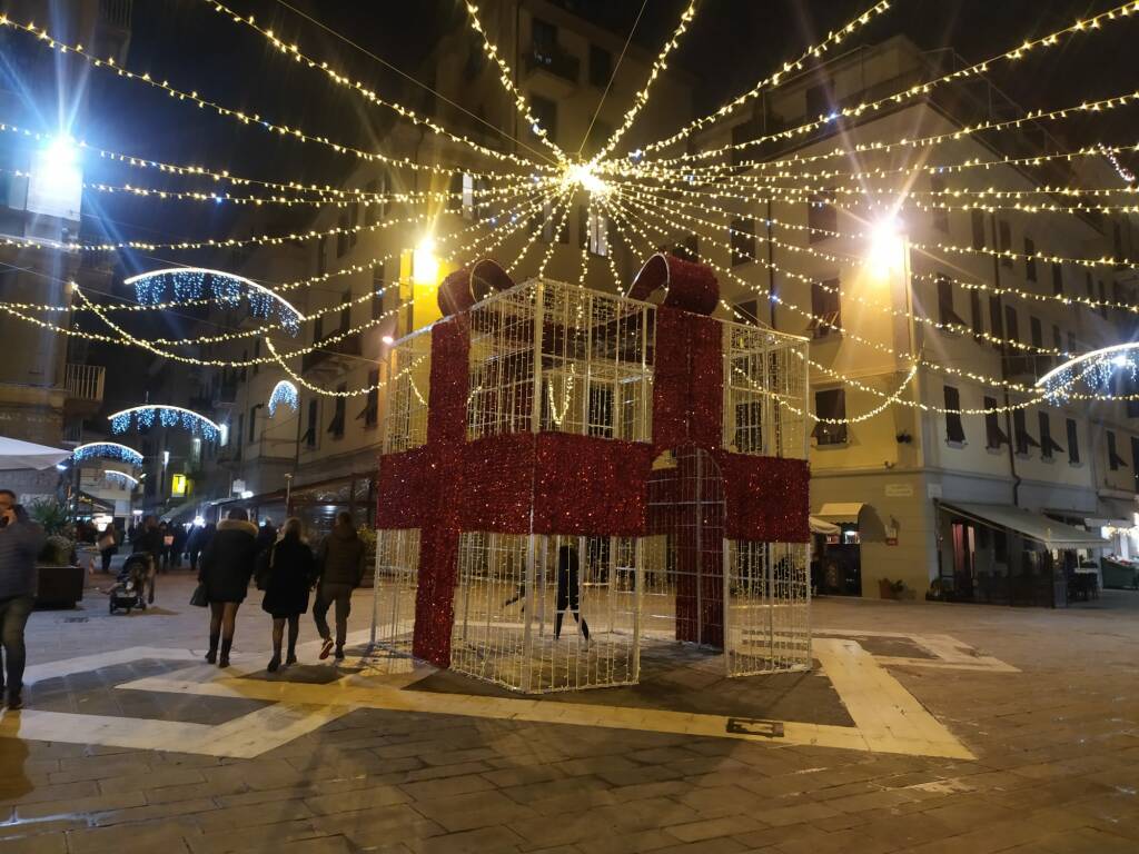 I trampolieri danno spettacolo in Via Prione. Fiamme subito domate in Piazza del Bastione