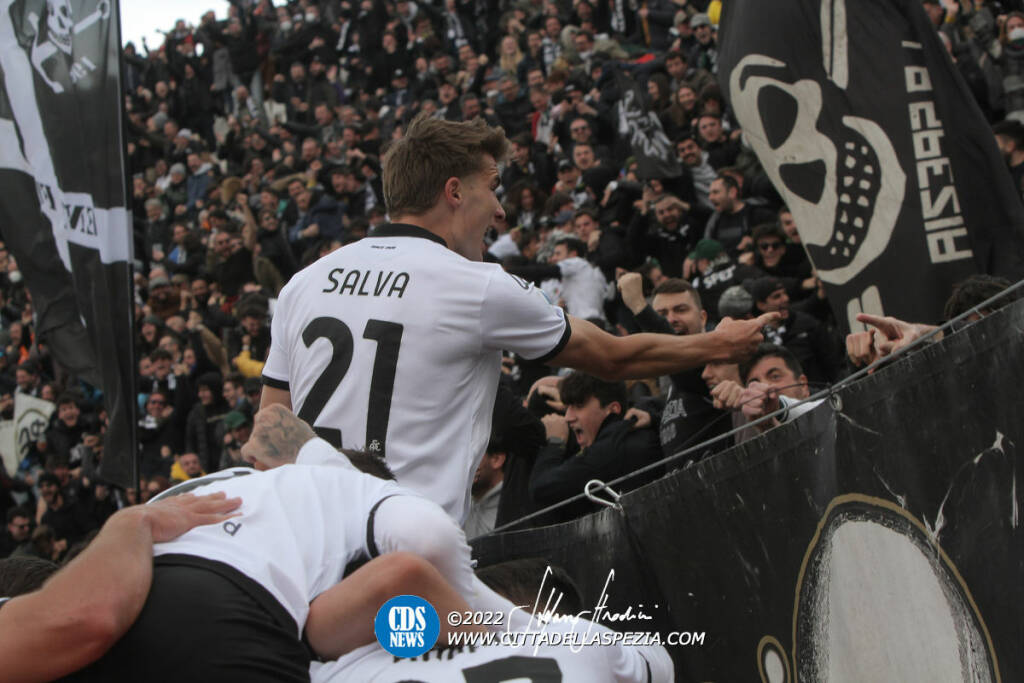 Salva Ferrer di fronte alla curva