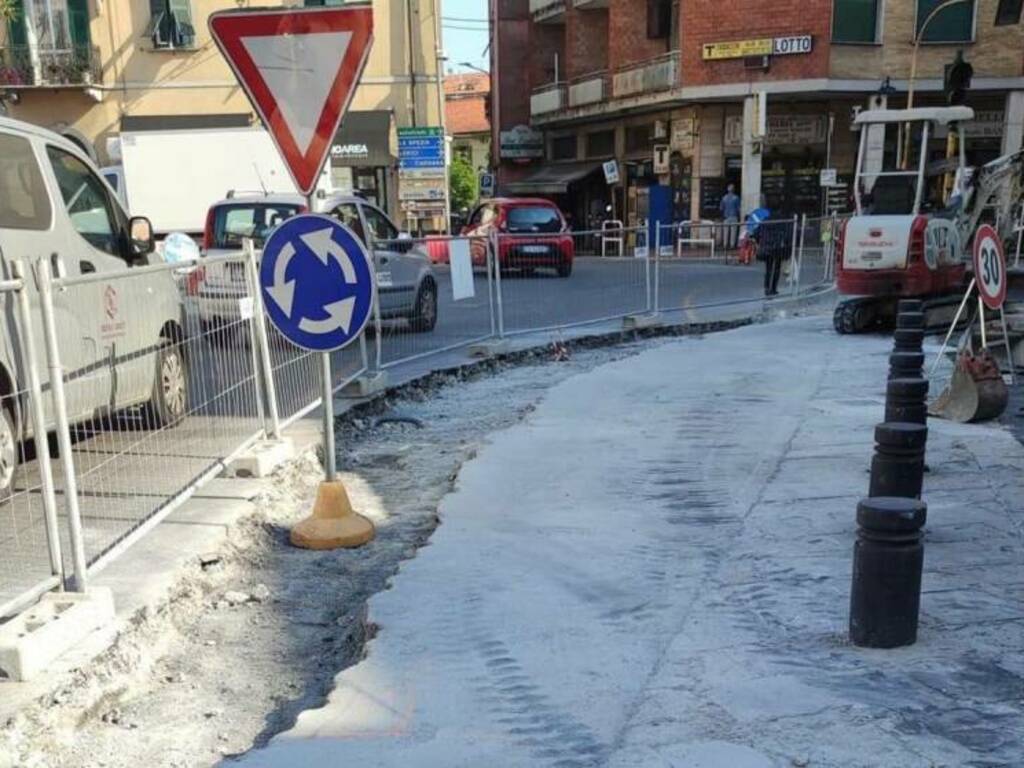 Rotatoria di Piazza San Giorgio Casini Marciapiede subito