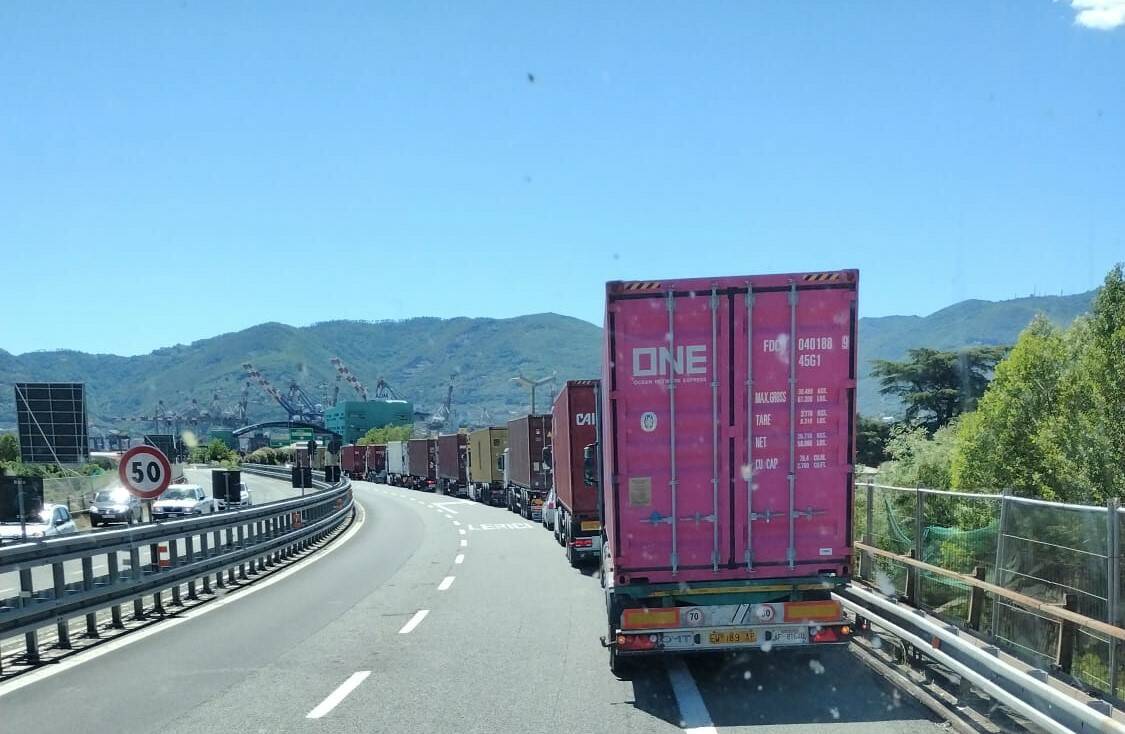 Tir incolonnati sul raccordo autostradale