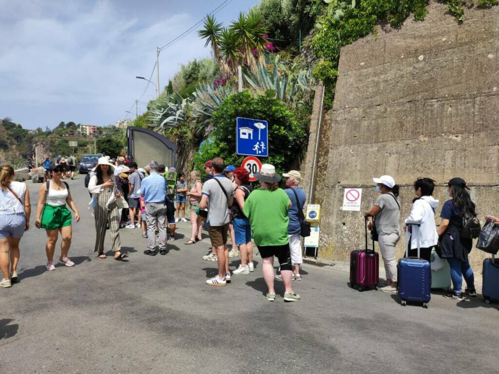 Turisti in attesa della navetta a Corniglia