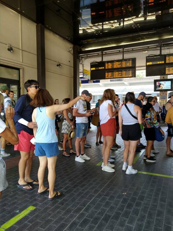 Turisti stipati sui treni in stazione
