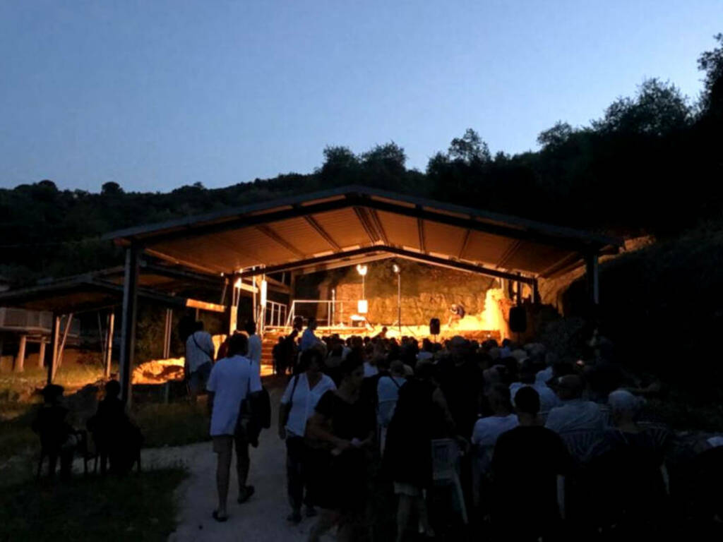 La villa romana del Varignano di notte