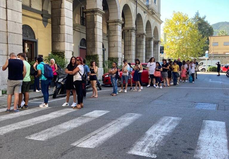 Utenti in coda di fronte alla biglietteria di Atc