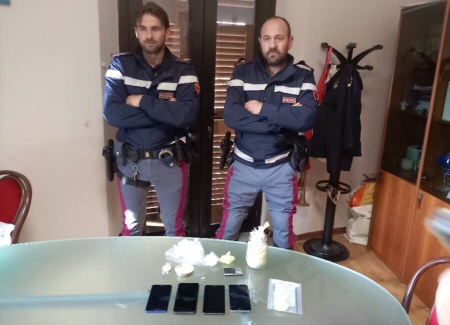 Agenti del Commissariato con i beni trovati nel casolare