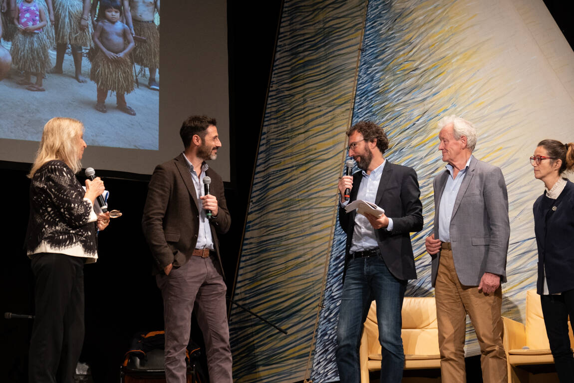 Colin Thubron consegna il premio per il miglior libro di viaggio a Giammarco Sicuro per L'anno dell'alpaca - Viaggio intorno al mondo durante una pandemia