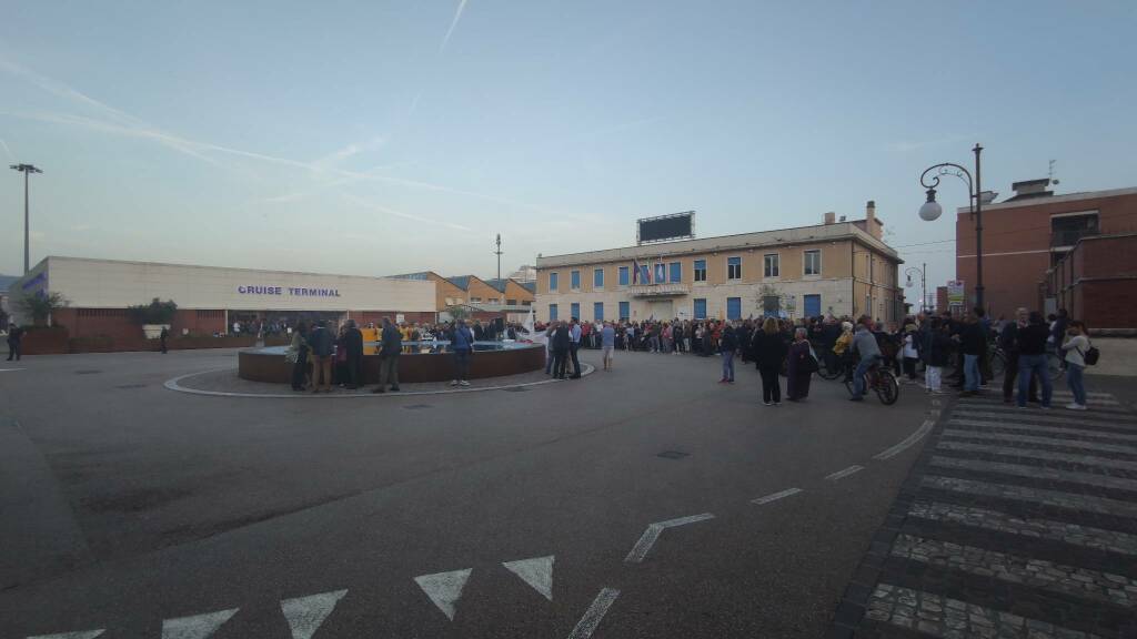 La manifestazione che chiede la riduzione delle emissioni delle navi da crociera ormeggiate in porto