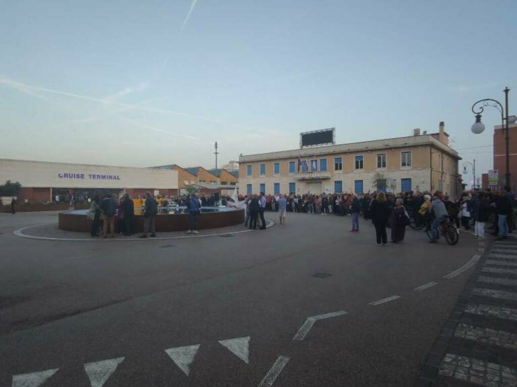 La manifestazione che chiede la riduzione delle emissioni delle navi da crociera ormeggiate in porto