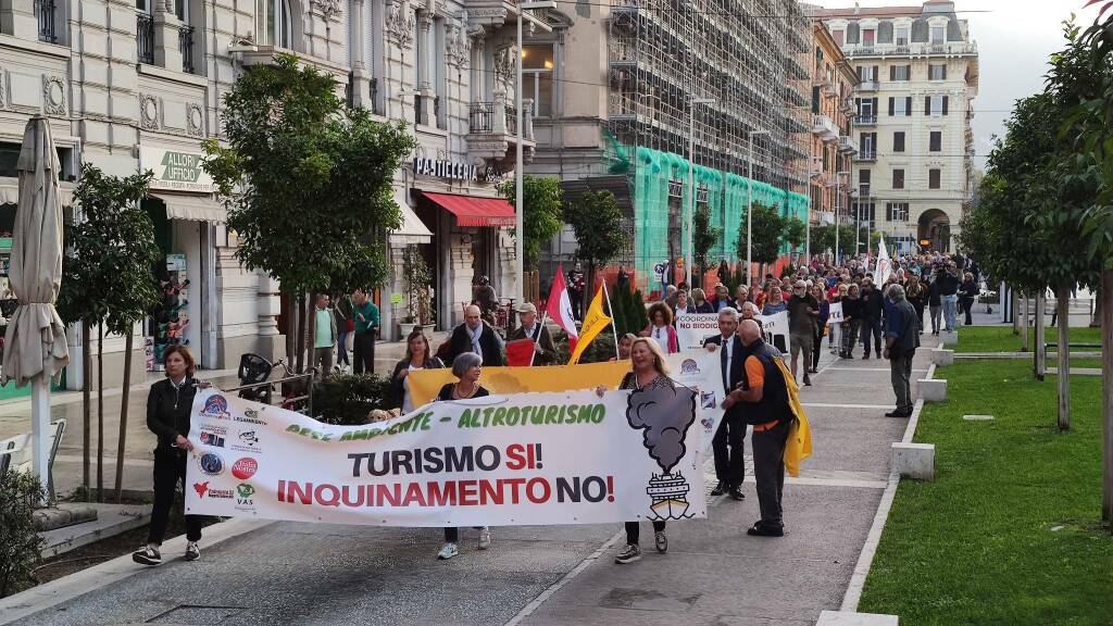 La manifestazione che chiede la riduzione delle emissioni delle navi da crociera ormeggiate in porto