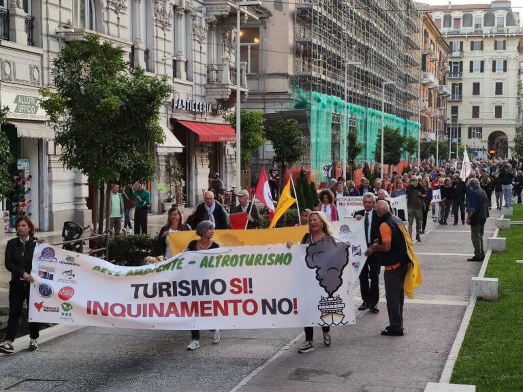 La manifestazione che chiede la riduzione delle emissioni delle navi da crociera ormeggiate in porto