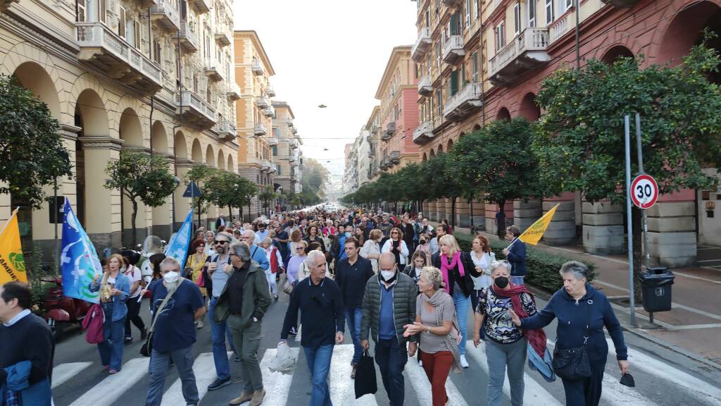 La manifestazione che chiede la riduzione delle emissioni delle navi da crociera ormeggiate in porto