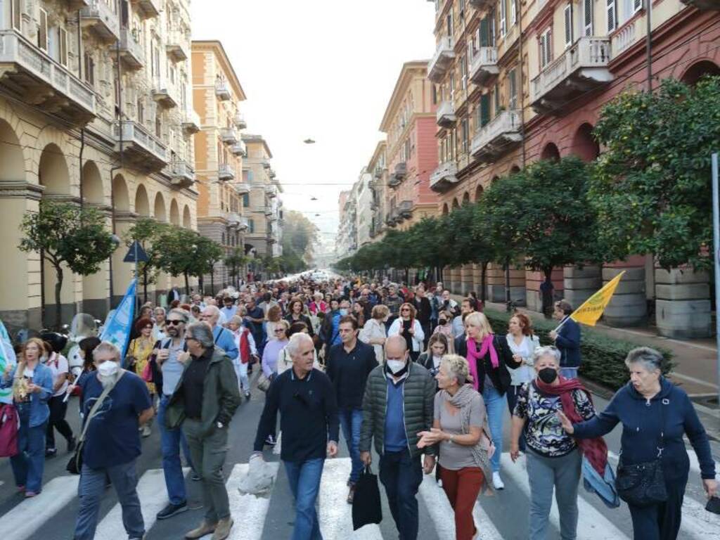 La manifestazione che chiede la riduzione delle emissioni delle navi da crociera ormeggiate in porto