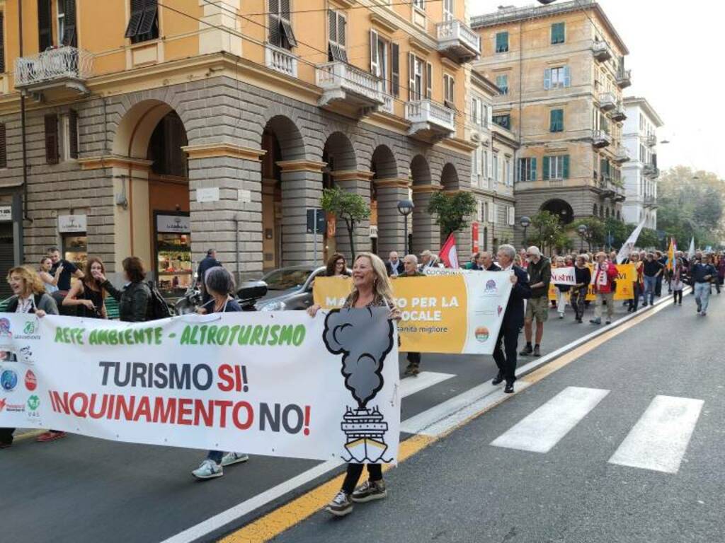 La manifestazione che chiede la riduzione delle emissioni delle navi da crociera ormeggiate in porto