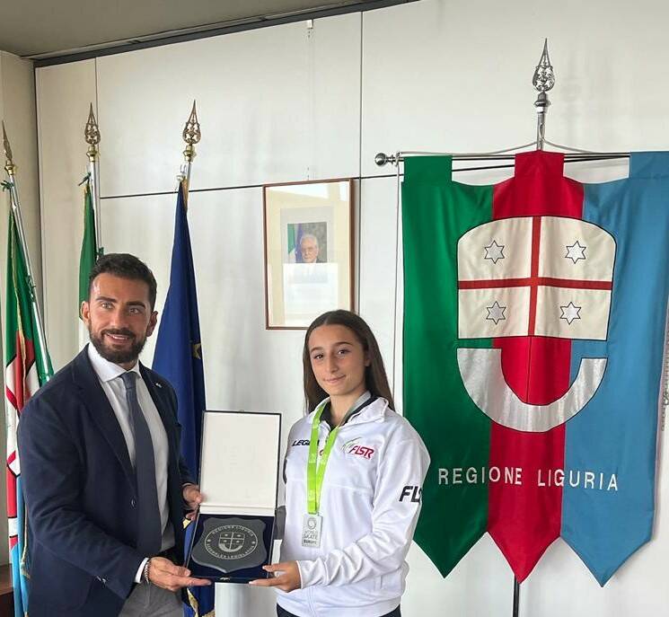 Rachele Bianchi premiata da Gianmarco Medusei