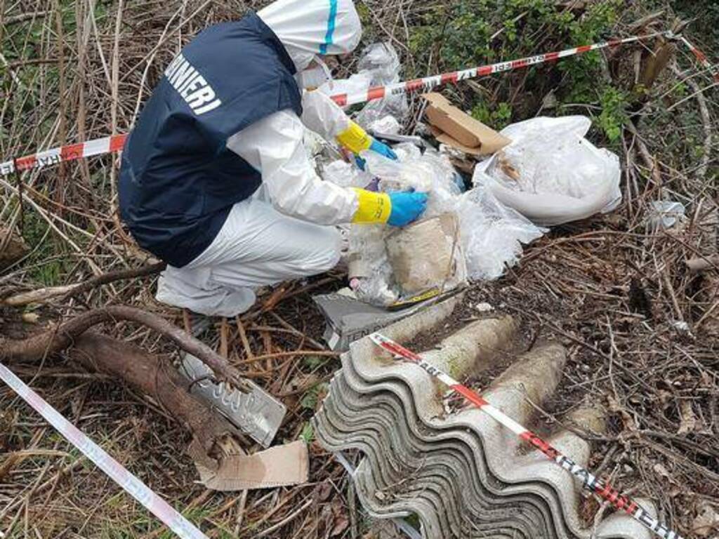 Sacchetti di plastica neri pieni di foglie autunnali. Grandi sacchi di  rifiuti di plastica nera con foglie secche cadute si erono sull'erba.  Pulizia stagionale della città Foto stock - Alamy