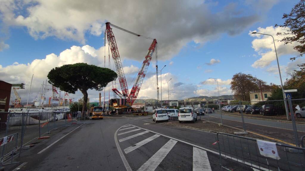 La mega gru per la rimozione del ponte della Darsena di Pagliari 