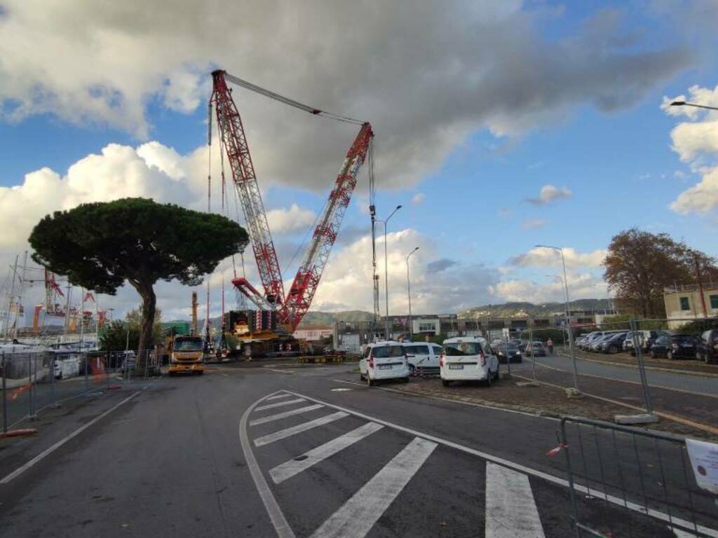 La mega gru per la rimozione del ponte della Darsena di Pagliari 