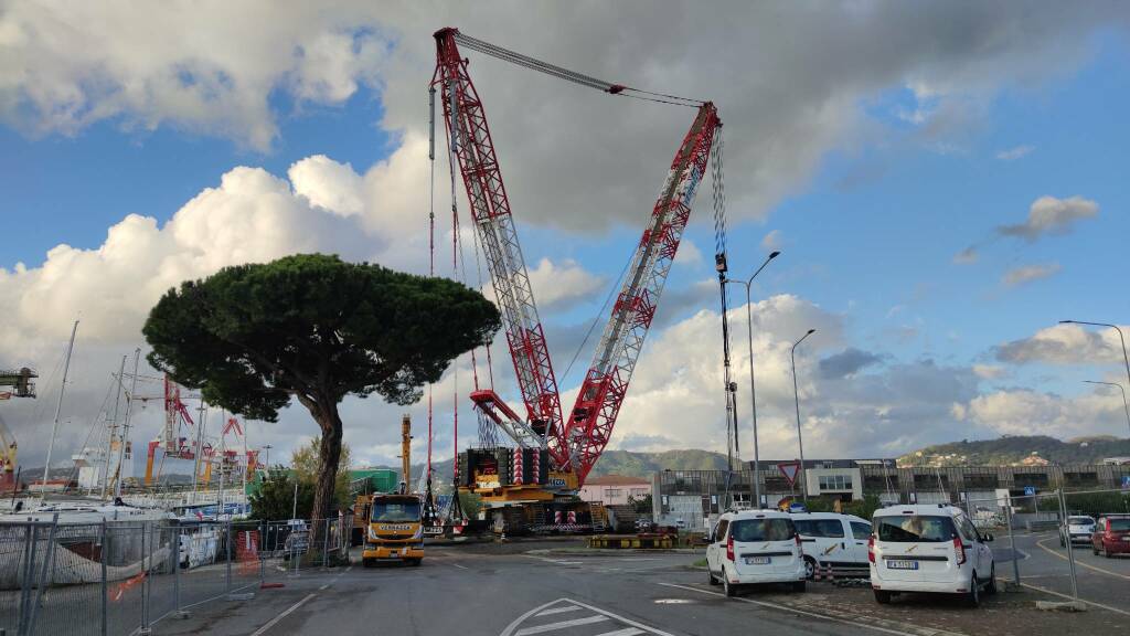 La mega gru per la rimozione del ponte della Darsena di Pagliari 