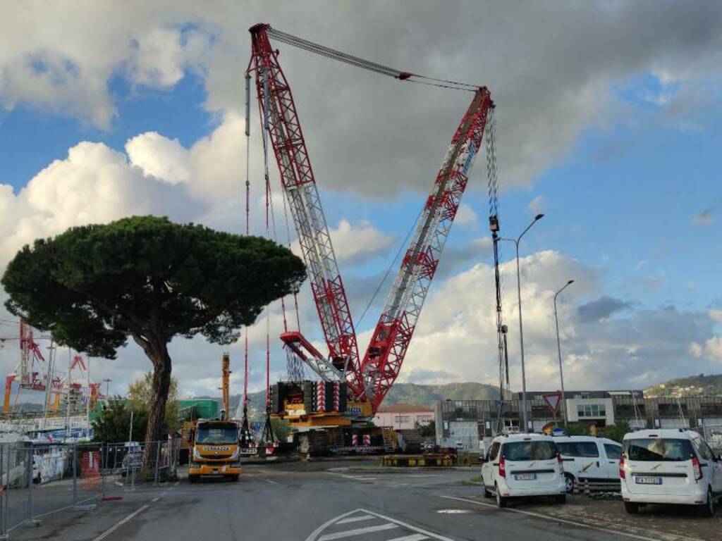 La mega gru per la rimozione del ponte della Darsena di Pagliari 