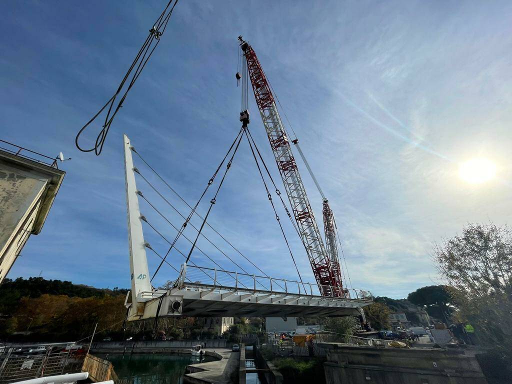 Le operazioni di sollevamento e spostamento del ponte della Darsena di Pagliari